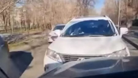 Автоледи на Lexus наказали в Алматы после видео в соцсетях