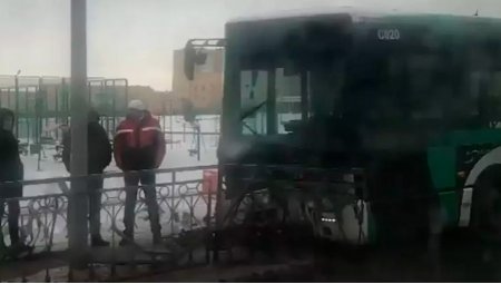 Автобус врезался в ограждение на одной из улиц Нур-Султана