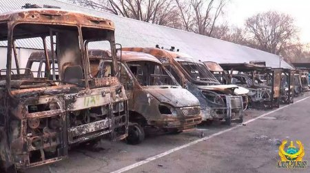 Полиция Алматы показала автомобили, сожженные в ходе беспорядков