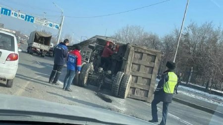 Колеса отлетели на полном ходу: грузовик внезапно опрокинулся на дороге в Алматы