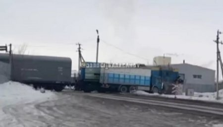 Столкновение тепловоза c КамАЗом на железнодорожном переезде в Караганде сняли на видео