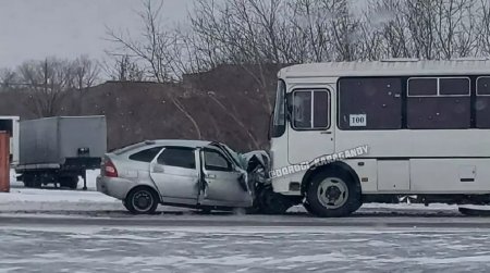 Легковой автомобиль врезался в пассажирский автобус в Караганде: есть пострадавшие