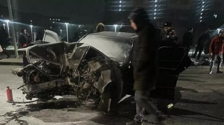 Mercedes с людьми смяло после столкновения с аркой в Талдыкоргане