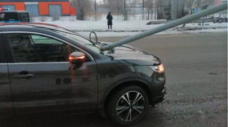 Светофор упал на автомобиль в Павлодаре