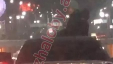 Ехавшего на крыше автомобиля мужчину наказали в Алматы