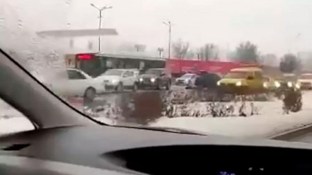 Автобус и легковушка столкнулись на проспекте Сейфуллина в Алматы