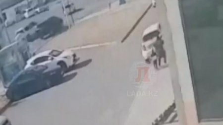Женщина за рулем авто сбила мать с ребенком на тротуаре в Актау