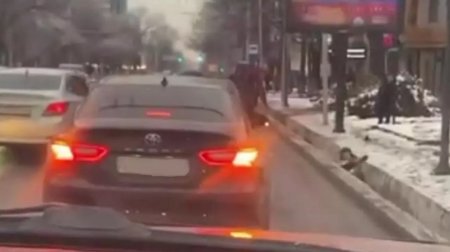 Найден водитель, скинувший парня в арык в Алматы