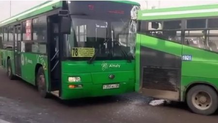 ДТП с тремя автобусами произошло в Алматы