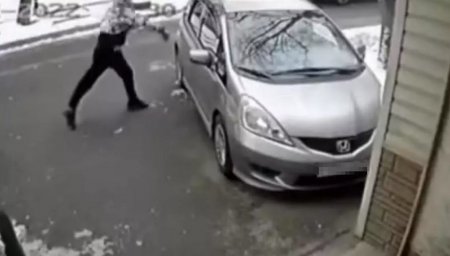 Разбивавшего окна машин мужчину задержали в Алматы