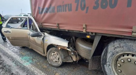 Легковое авто занесло под фуру: супруги погибли в страшном ДТП на трассе в Атырауской области