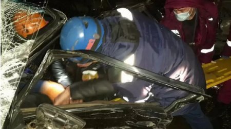 Водителя и пассажира зажало в машине в результате ДТП в Усть-Каменогорске