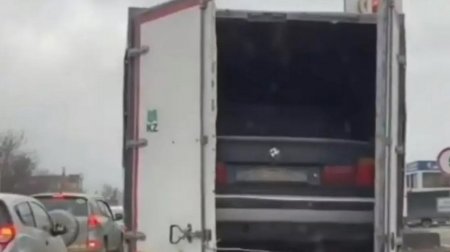 Водитель перевозил легковушку в кузове "ГАЗели" в Алматы