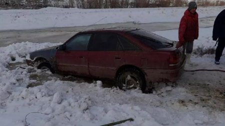 Автомобиль с двумя детьми застрял в снегу в Восточном Казахстане