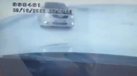 Момент ДТП, в котором погиб полицейский, попал на видео в Атырауской области