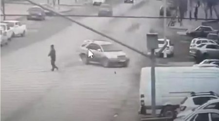 Наезд Lexus на женщину с ребенком попал на видео в Атырау