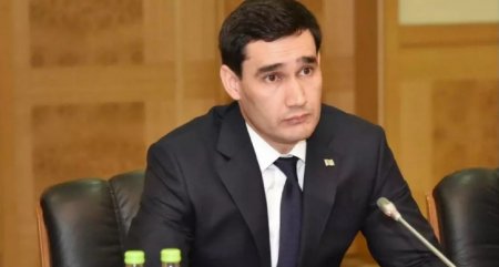 Полицейские в Туркменистане продают таксистам портреты нового президента