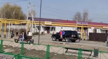 В Алматы водитель катал детей, прицепившихся к его машине