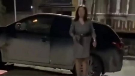 Алматинку наказали за парковку у детской площадки после видео в соцсетях