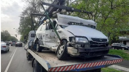 Четыре авто столкнулись в центре Алматы, перевернулась карета "скорой"