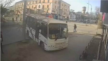 Автобус потерял управление, съехал с дороги и врезался в здание в Актобе