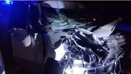 Минивэн и грузовик столкнулись на трассе Самара-Шымкент: 7 человек пострадали