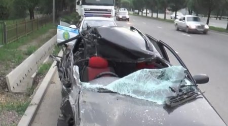 Срезало крышу авто: водитель уснул за рулем и заехал под фуру в Алматы