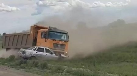 Легковушка угодила под грузовик: страшное ДТП попало на видео в Актюбинской области