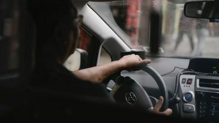 Казахстанцев предупредили о мошенничествах при получении водительских прав