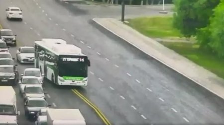 Водителя автобуса могут лишить прав за выезд на встречную полосу в Нур-Султане