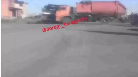 Момент смертельного ДТП с участием мусоровоза и грузовика попал на видео в Караганде