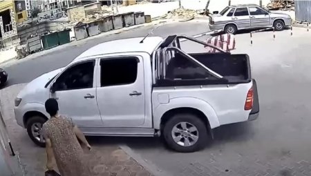 Водитель Toyota Hilux объехал закрытый шлагбаум по тротуару и попал на видео в Актау