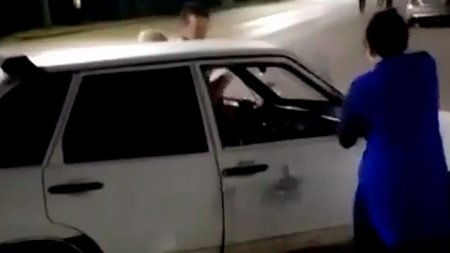 Женщина, разбивающая чужую машину палкой, попала на видео в Семее