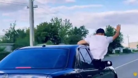 Высунулся из окна авто и проехал по Экибастузу: пассажира и водителя оштрафовали
