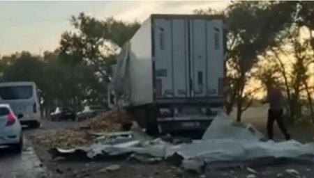 Смертельное ДТП близ Алматы: столкнулись два грузовика